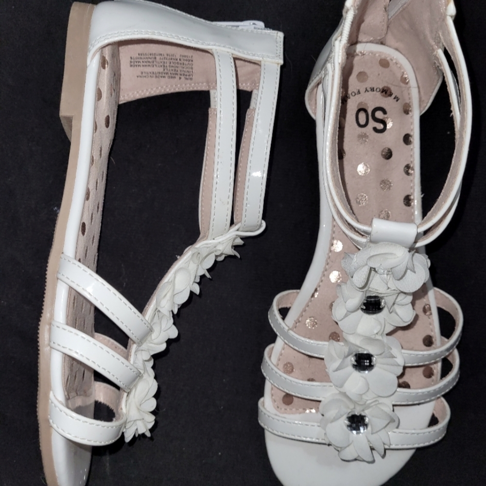 White flower sandles
